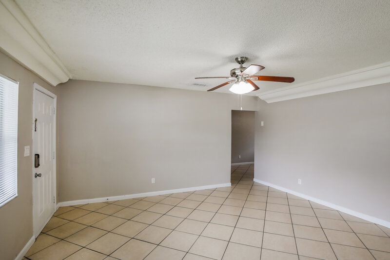 2,440/Mo, 357 Nw 6 Ct Deerfield Beach, FL 33441 Living Room View 2