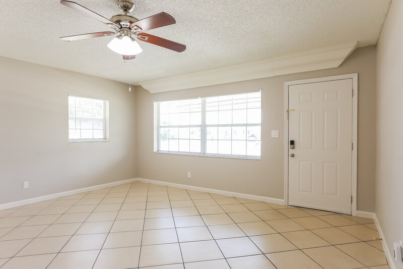 2,565/Mo, 357 Nw 6 Ct Deerfield Beach, FL 33441 Living Room View 3