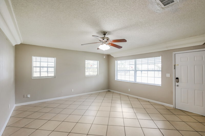 2,440/Mo, 357 Nw 6 Ct Deerfield Beach, FL 33441 Living Room View 3