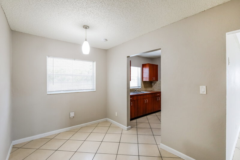 2,440/Mo, 357 Nw 6 Ct Deerfield Beach, FL 33441 Dining Room View 2