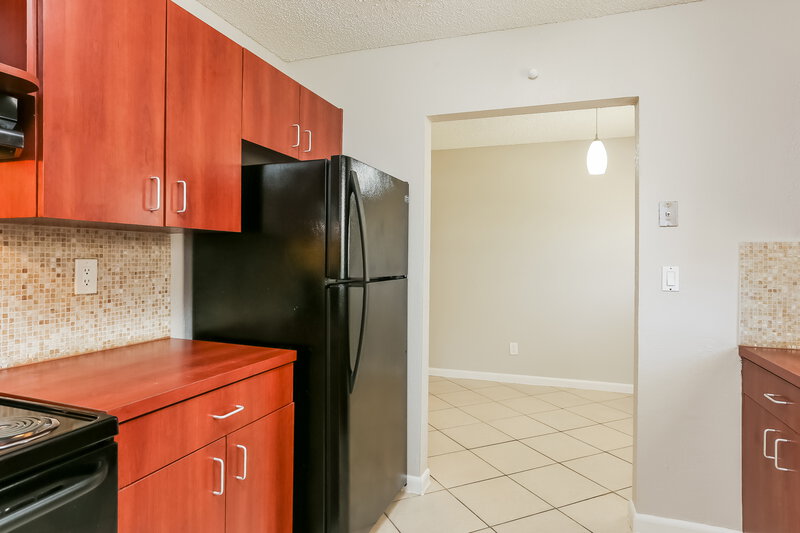 2,565/Mo, 357 Nw 6 Ct Deerfield Beach, FL 33441 Kitchen View