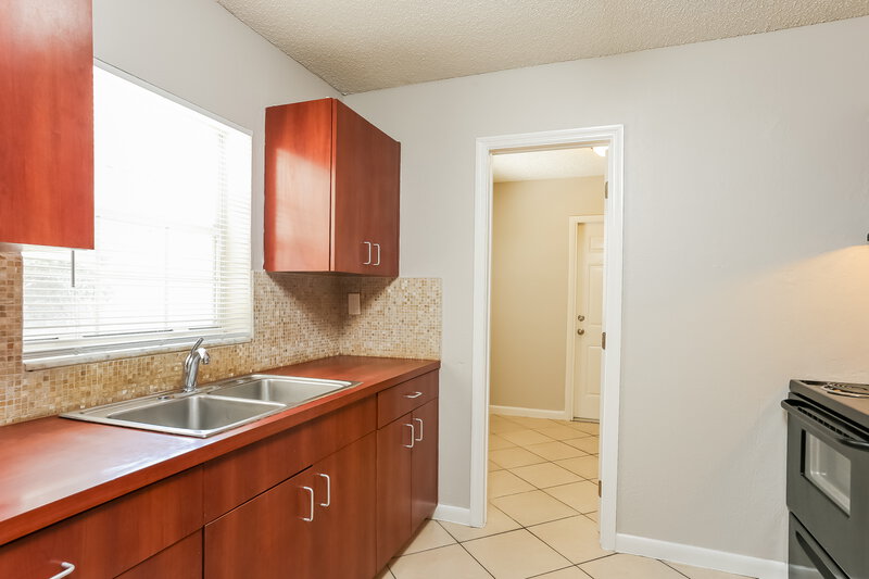 2,565/Mo, 357 Nw 6 Ct Deerfield Beach, FL 33441 Kitchen View 2
