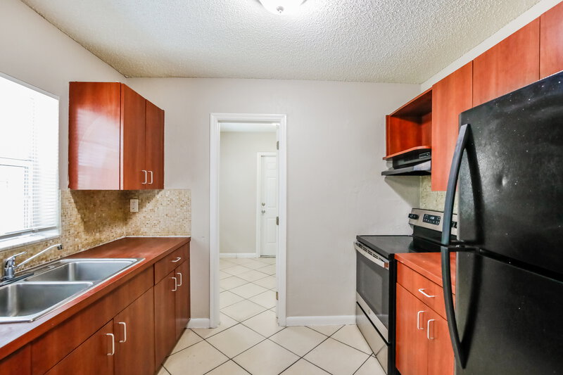 2,440/Mo, 357 Nw 6 Ct Deerfield Beach, FL 33441 Kitchen View
