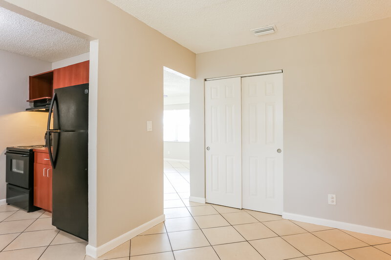 2,565/Mo, 357 Nw 6 Ct Deerfield Beach, FL 33441 Kitchen View 3