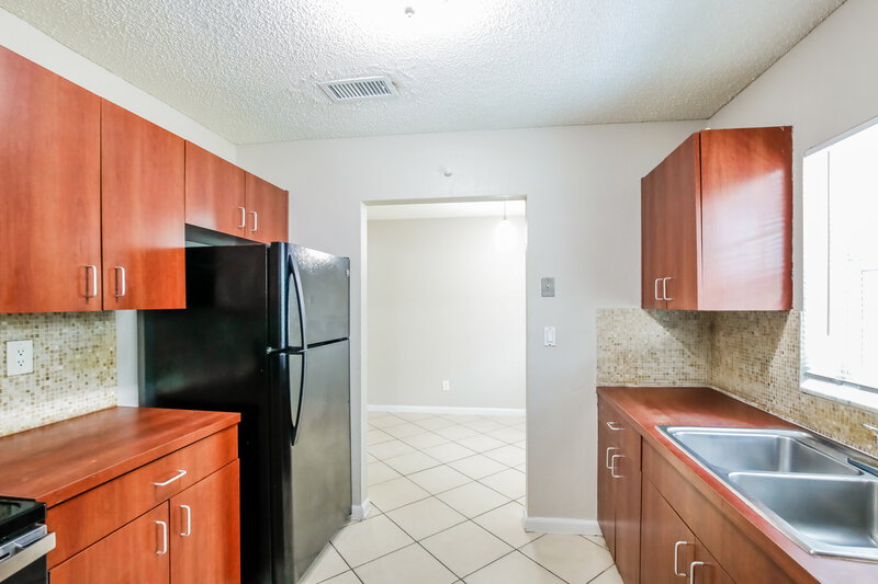 2,440/Mo, 357 Nw 6 Ct Deerfield Beach, FL 33441 Kitchen View 2