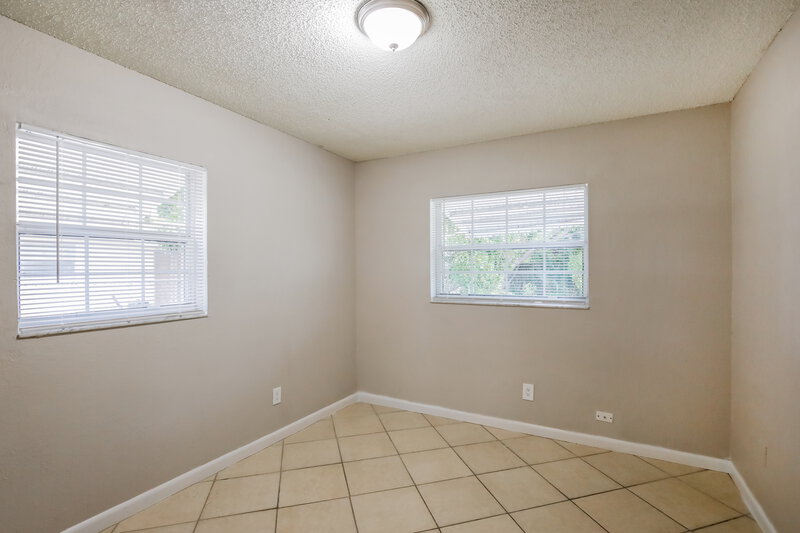 2,440/Mo, 357 Nw 6 Ct Deerfield Beach, FL 33441 Bedroom View 3