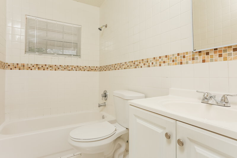 2,565/Mo, 357 Nw 6 Ct Deerfield Beach, FL 33441 Bathroom View