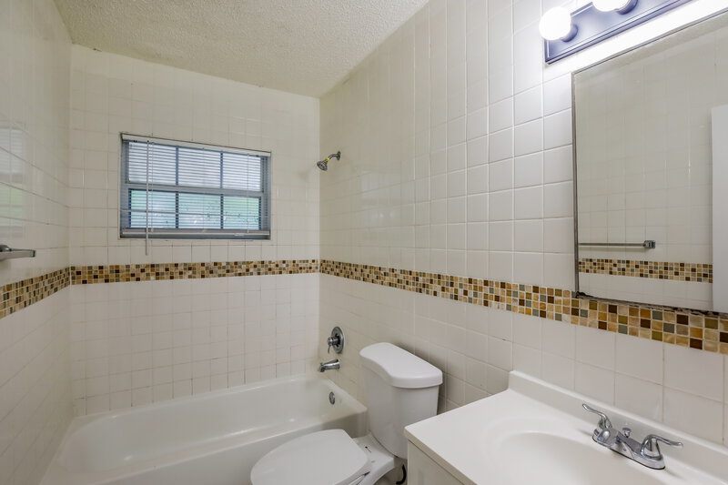 2,440/Mo, 357 Nw 6 Ct Deerfield Beach, FL 33441 Bathroom View