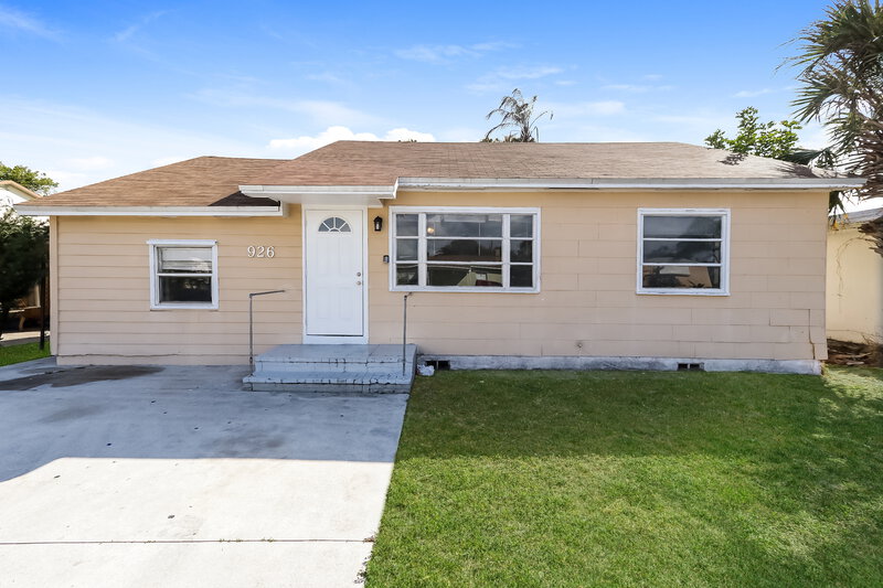 3,030/Mo, 926 S B Street Lake Worth Beach, FL 33460 Front View