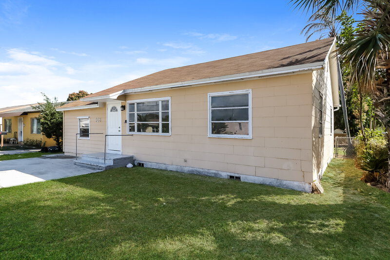 3,030/Mo, 926 S B Street Lake Worth Beach, FL 33460 Front View 2
