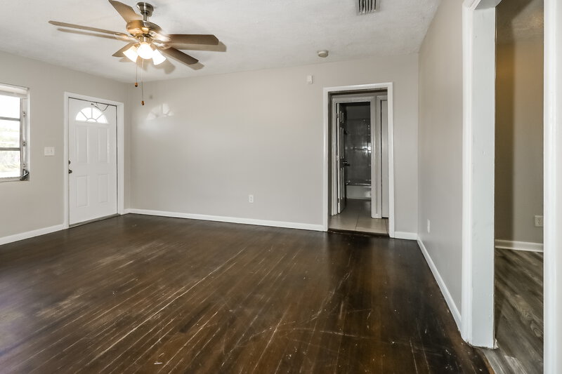 3,030/Mo, 926 S B Street Lake Worth Beach, FL 33460 Living Room View 2
