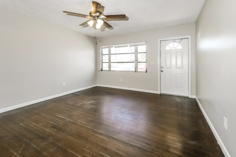 3,030/Mo, 926 S B Street Lake Worth Beach, FL 33460 Living Room View 3