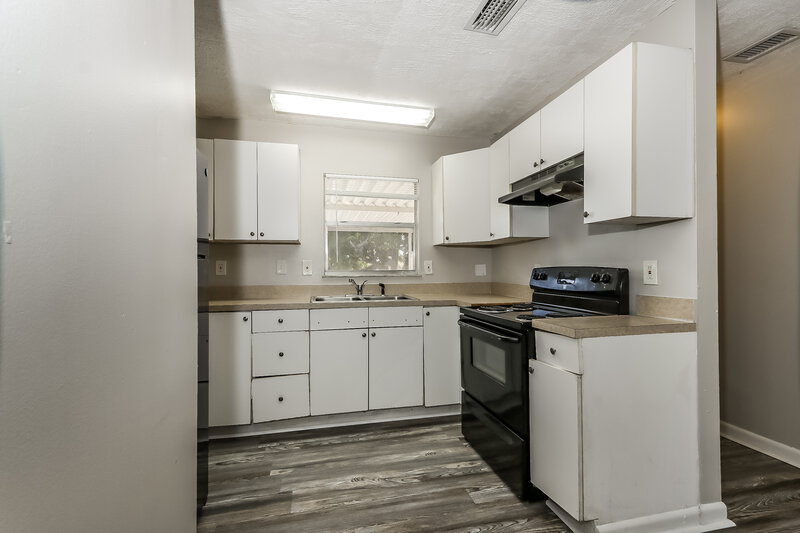 3,030/Mo, 926 S B Street Lake Worth Beach, FL 33460 Kitchen View 3