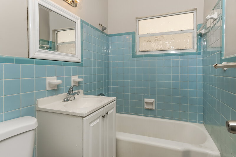 3,030/Mo, 926 S B Street Lake Worth Beach, FL 33460 Main Bathroom View