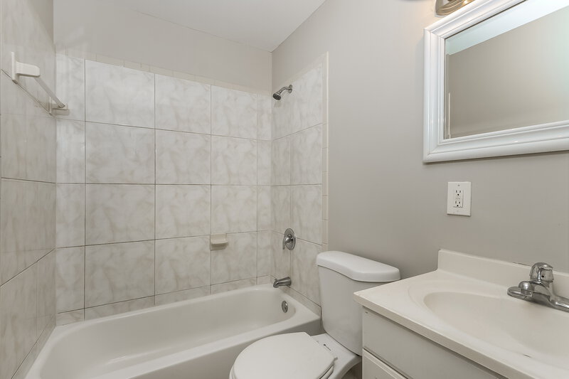 3,030/Mo, 926 S B Street Lake Worth Beach, FL 33460 Bathroom View