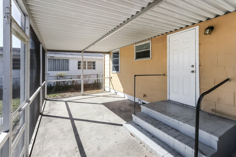 3,030/Mo, 926 S B Street Lake Worth Beach, FL 33460 Screen Porch View