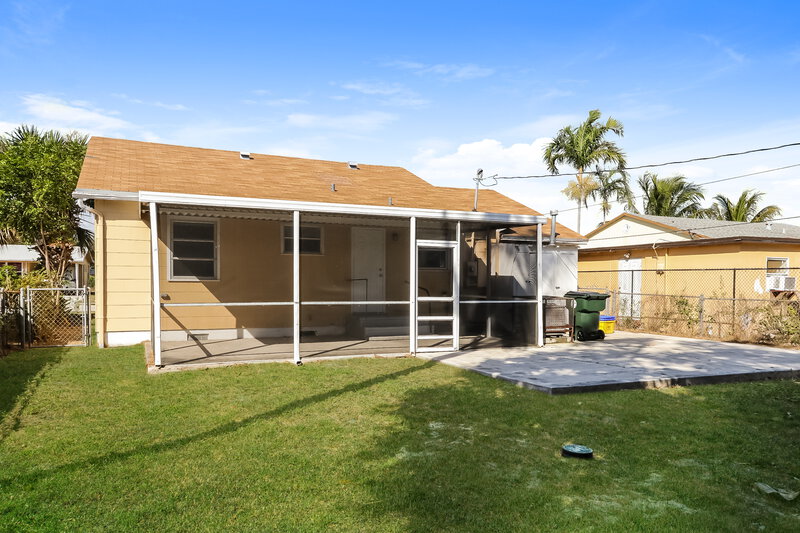3,030/Mo, 926 S B Street Lake Worth Beach, FL 33460 Rear View