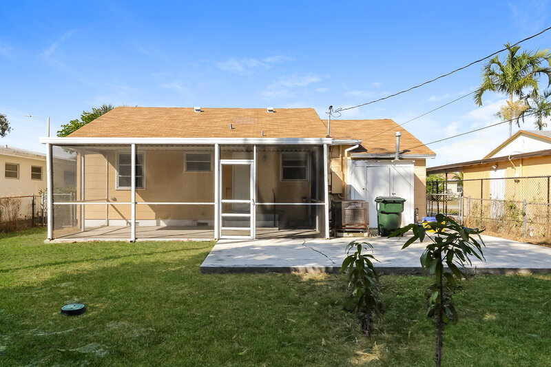 3,030/Mo, 926 S B Street Lake Worth Beach, FL 33460 Rear View 2