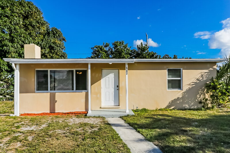 2,585/Mo, 647 Beech Road West Palm Beach, FL 33409 External View