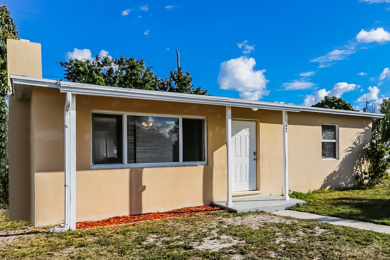 2,585/Mo, 647 Beech Road West Palm Beach, FL 33409 Front View