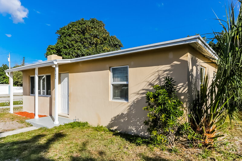 2,585/Mo, 647 Beech Road West Palm Beach, FL 33409 Front View 2