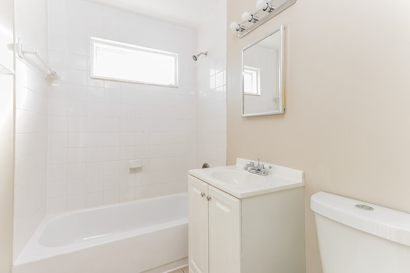 2,585/Mo, 647 Beech Road West Palm Beach, FL 33409 Bathroom View