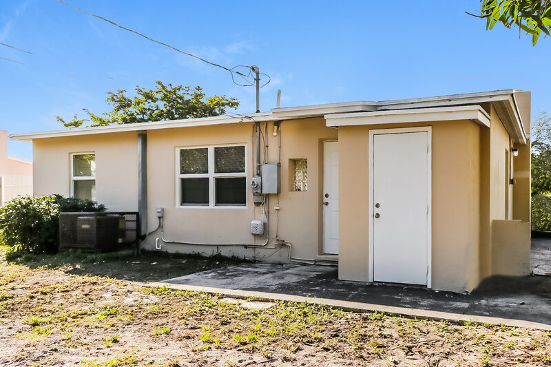 2,585/Mo, 647 Beech Road West Palm Beach, FL 33409 Rear View