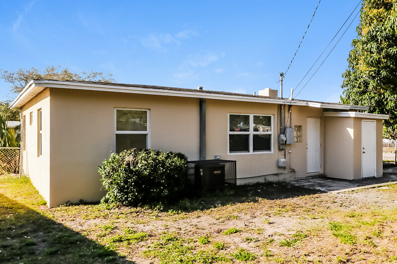 2,585/Mo, 647 Beech Road West Palm Beach, FL 33409 Rear View 2