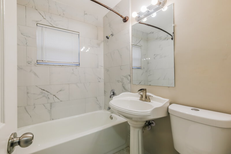 2,420/Mo, 6530 Miramar Parkway Miramar, FL 33023 Main Bathroom View