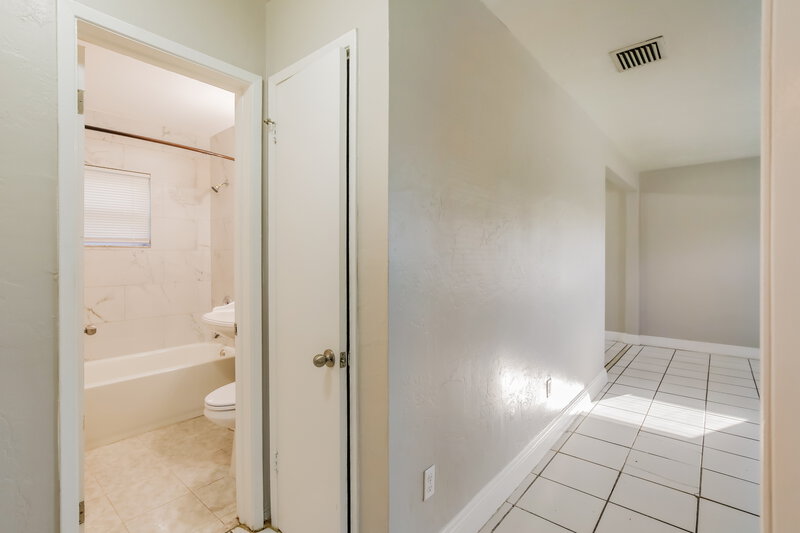 2,420/Mo, 6530 Miramar Parkway Miramar, FL 33023 Main Bathroom View 2