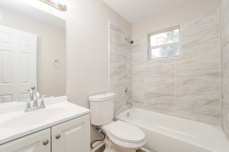 2,430/Mo, 3705 William Street West Palm Beach, FL 33403 Main Bathroom View