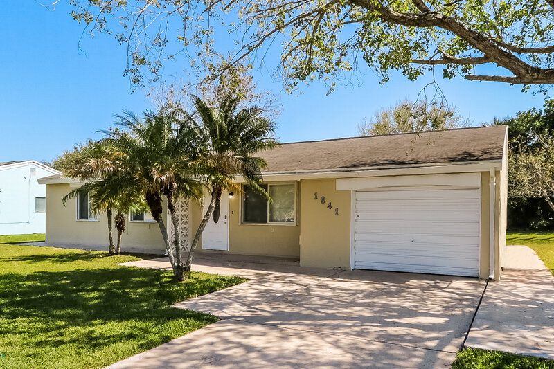 2,015/Mo, 1941 SE Oxmoor Terrace Port Saint Lucie, FL 34952 Front View