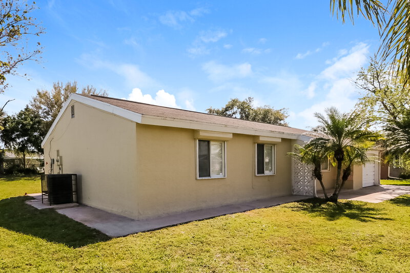 2,015/Mo, 1941 SE Oxmoor Terrace Port Saint Lucie, FL 34952 Front View 2