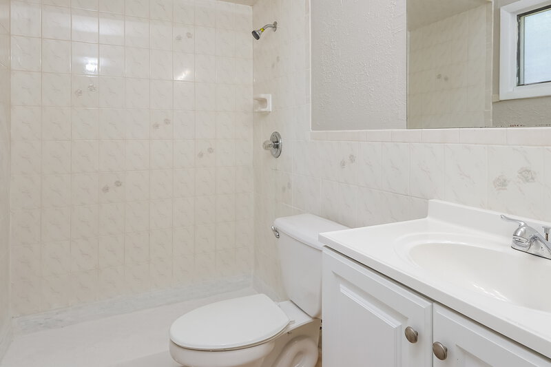 2,015/Mo, 1941 SE Oxmoor Terrace Port Saint Lucie, FL 34952 Main Bathroom View