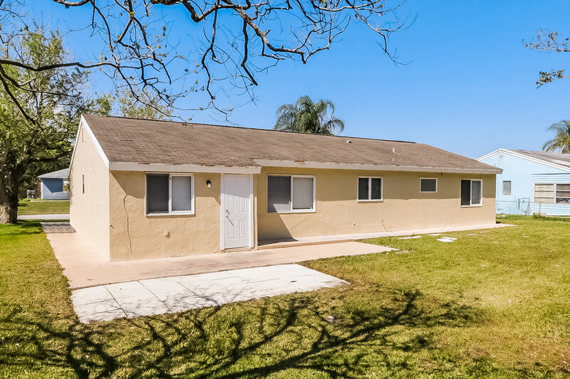 2,015/Mo, 1941 SE Oxmoor Terrace Port Saint Lucie, FL 34952 Rear View