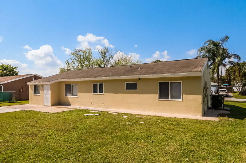 2,015/Mo, 1941 SE Oxmoor Terrace Port Saint Lucie, FL 34952 Rear View 2