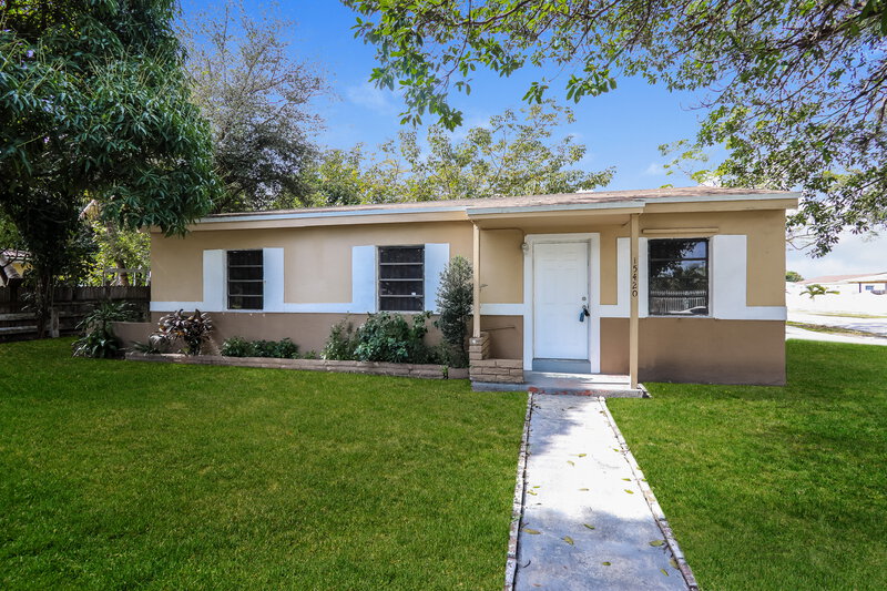 3,245/Mo, 15420 NW 27th Place Miami Gardens, FL 33054 External View