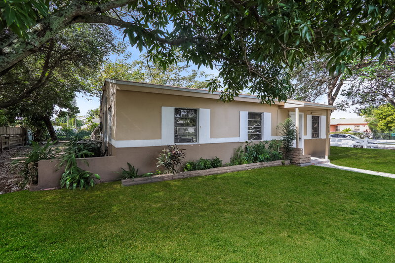 3,245/Mo, 15420 NW 27th Place Miami Gardens, FL 33054 Front View