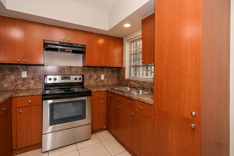 3,245/Mo, 15420 NW 27th Place Miami Gardens, FL 33054 Kitchen View
