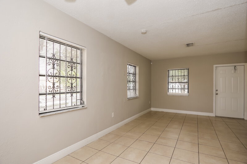 3,245/Mo, 15420 NW 27th Place Miami Gardens, FL 33054 Family Room View
