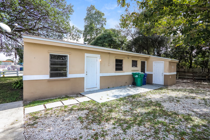3,245/Mo, 15420 NW 27th Place Miami Gardens, FL 33054 Rear View