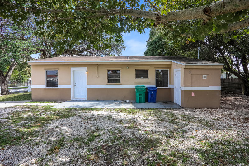 3,245/Mo, 15420 NW 27th Place Miami Gardens, FL 33054 Rear View 2