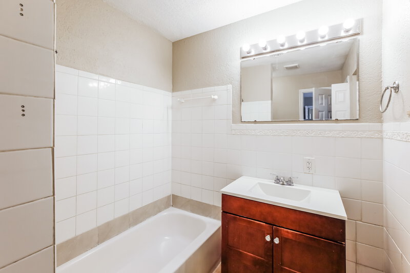 3,145/Mo, 1515 NW 7th Terrace Fort Lauderdale, FL 33311 Main Bathroom View