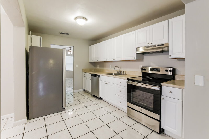 2,655/Mo, 5201 N Andrews Avenue Oakland Park, FL 33309 Kitchen View 2