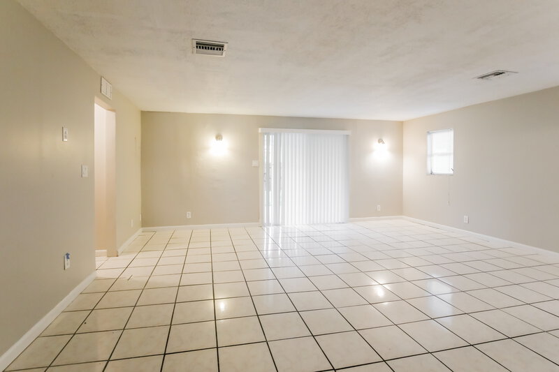 2,655/Mo, 5201 N Andrews Avenue Oakland Park, FL 33309 Family Room View