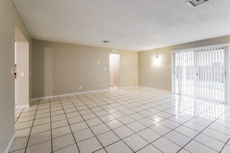 2,655/Mo, 5201 N Andrews Avenue Oakland Park, FL 33309 Family Room View 2