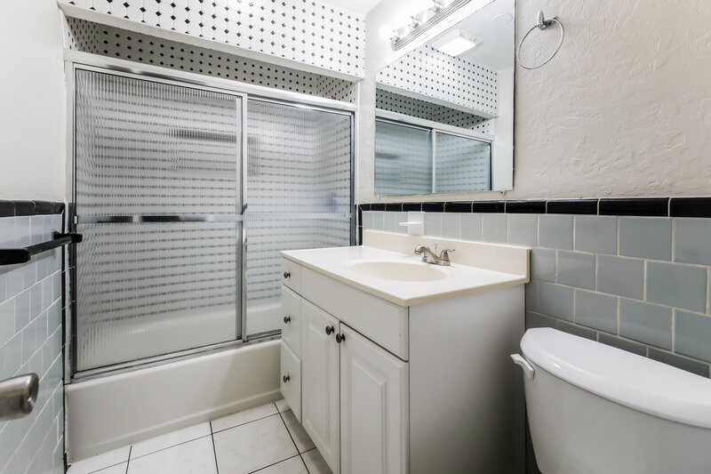 2,655/Mo, 5201 N Andrews Avenue Oakland Park, FL 33309 Main Bathroom View