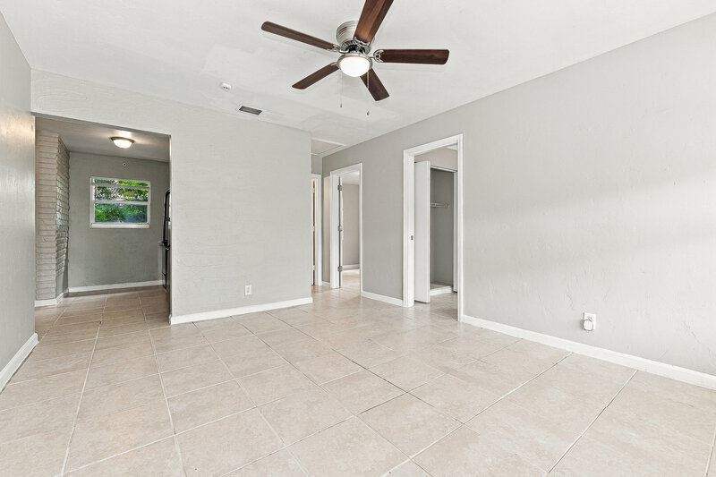 2,115/Mo, 4502 Greenwood Ave West Palm Beach, FL 33407 Living Room View
