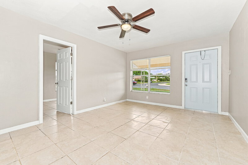 2,115/Mo, 4502 Greenwood Ave West Palm Beach, FL 33407 Living Room View 2
