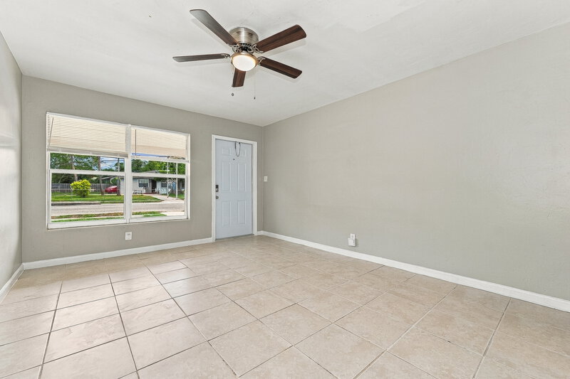 2,115/Mo, 4502 Greenwood Ave West Palm Beach, FL 33407 Living Room View 3